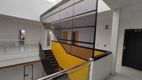 Detalle metalico negro en escalera