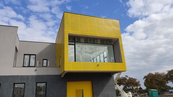 Fachada metalica en color amarillo