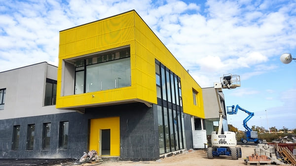 Fachada metalica lateral en amarillo