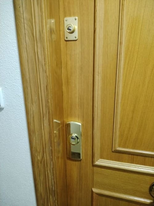 Puerta terminada con doble cerradura