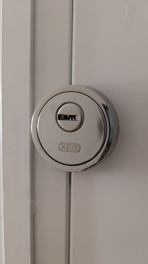 Cerradura armario escalera comunidad